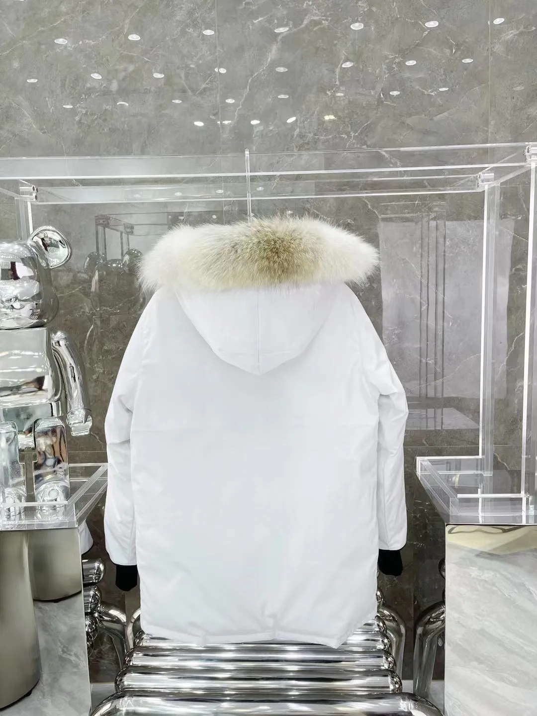 P800 Canada Goose "Canada Goose"🇨🇦 Beichen White / 08 Expedition Parka 4660M Product color: black, off-white, red, sand pink, sky blue, graphite gray, Beichen white, navy blue, sky blue, gray camouflage gray black label Product size: XS, S, M, L, XL, XXL The Expedition was originally a parka designed for scientists at the McMurdo Research Station in Antarctica. Whether your next journey takes you into the frozen urban jungle or across uncharted ice fields, wear Canada Goose's Expedition Parka and get proven results year after year in Antarctica by the National Science Foundation's Center for Polar Research.  Material list: 1⃣ Uses Y-shaped Velcro imported from Taiwan (exclusive in the market) 2⃣ Uses 18-count polyester-cotton blended fabric imported from South Korea (authentic synchronized fabric) 3⃣ National standard 80% white duck down, (zp uses 80% white duck down/90% of all boasts are fake) 4⃣ Western Canadian coyote hair (non-market dyed fox hair filled with wolf hair) Material analysis characteristics: 1⃣ The original/polyester-cotton fabric has a high polyester fiber content, and the polyester-cotton fabric has high heat and light resistance and good stability. It has bright colors, high fiber strength, durability, light resistance, heat resistance, and straightness. 2⃣ As we all know, the original version uses 80% white duck down. The fill power refers to the cubic inches of volume occupied by each ounce (30 grams) of down under certain conditions. If one ounce of down occupies 500 cubic inches, the fill power of the down is 500. So we can simply understand it as: fill power is the volume of down, and the volume of down is fill power. The higher the fill power of down, it means that under the same filling amount, down can fix a larger volume of air layer to keep warm and insulate, so the warmth retention of down is better. 3⃣ Western Canadian coyote hair, "large range of selected neck hair" is soft and fluffy, each wolf hair is 60-63 long / 14-16 wide at the peak, this width + preferred parts. It is basically unmatched by the same industry